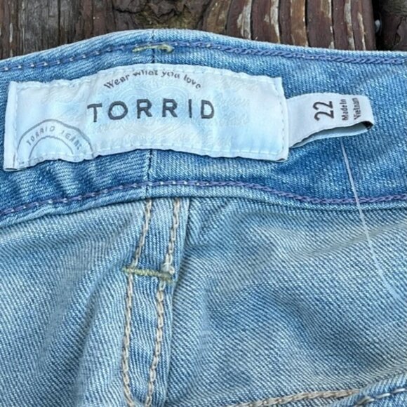 Torrid NWT Boyfriend Bermuda Denim Shorts Light Wash with Destruction Plus Sz 22 - Picture 9 of 16
